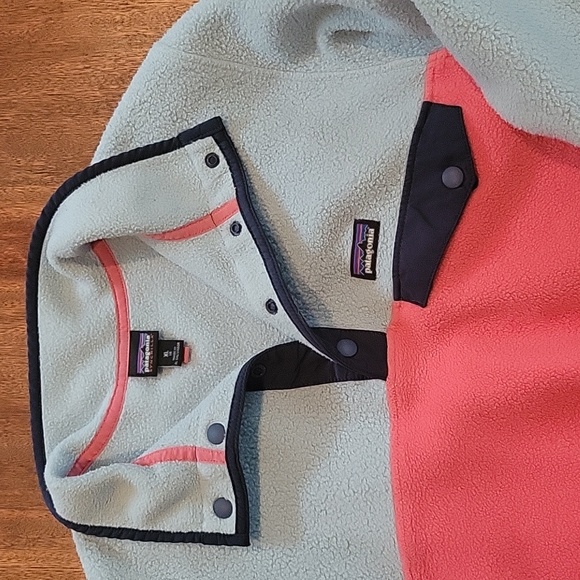 Girls size XL/14. Patagonia Long sleeve fleece pull over. - Picture 3 of 3